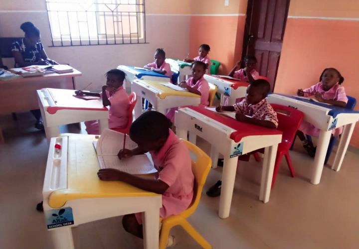 Children friendly modern learning desks and chairs